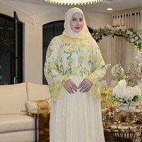 Menyelaraskan busana, saudara kembar  Tasya Farasya ini memakai makeup bernuansa hangat dengan palet peach. Foto: instagram/@tasyiiathasyia