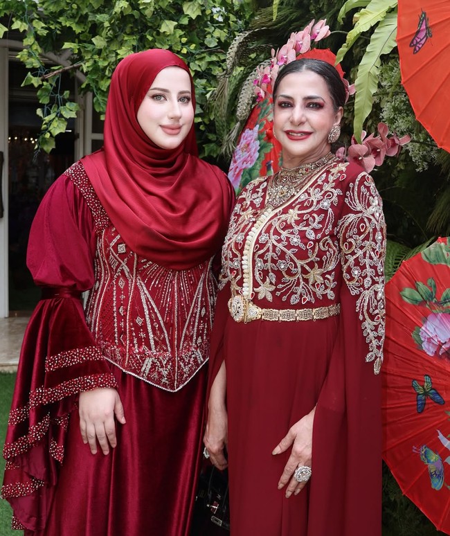 Busana Tasyi serasi dengan sang ibu, Ala Alatas, yang mengenakan gamis berpotongan empire line dengan hiasan bordiran di bagian torso. Foto: instagram/@tasyiiathasyia