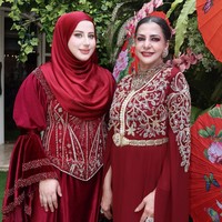 Busana Tasyi serasi dengan sang ibu, Ala Alatas, yang mengenakan gamis berpotongan empire line dengan hiasan bordiran di bagian torso. Foto: instagram/@tasyiiathasyia