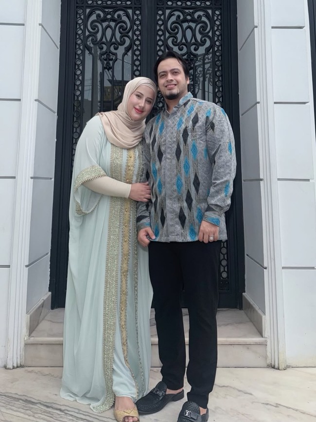 Kali ini penampilannya lebih simple namun masih memancarkan aura glamor, mengenakan kaftan hijau toska dengan jilbab warna beige. Foto: instagram/@tasyiiathasyia