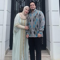 Kali ini penampilannya lebih simple namun masih memancarkan aura glamor, mengenakan kaftan hijau toska dengan jilbab warna beige. Foto: instagram/@tasyiiathasyia