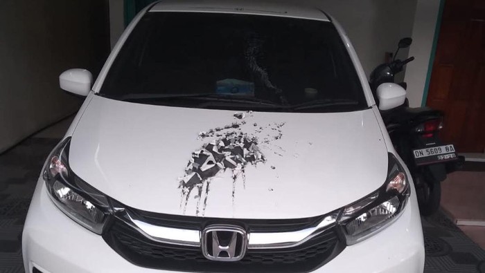 Teror air keras di Palu membuat warga resah. Polisi imbau masyarakat untuk waspada dan melapor jika melihat kejadian serupa.