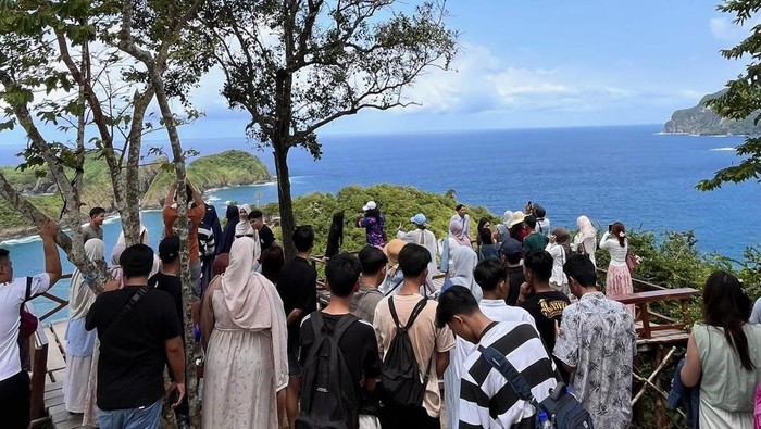 Pantai Bedil Banyuwangi ramai dikunjungi wisatawan selama libur lebaran