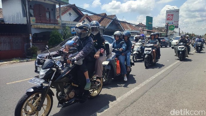 Para pemudik balik yang datang dari arah Jawa Tengah menuju Tasikmalaya di Jalur Selatan Ciamis.