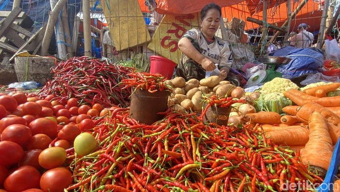 Harga cabai rawit di Pasar Lakessi, Parepare, Sulawesi Selatan (Sulsel) melambung hingga tembus Rp 100 ribu per kilogram setelah Lebaran Idulfitri 2026.