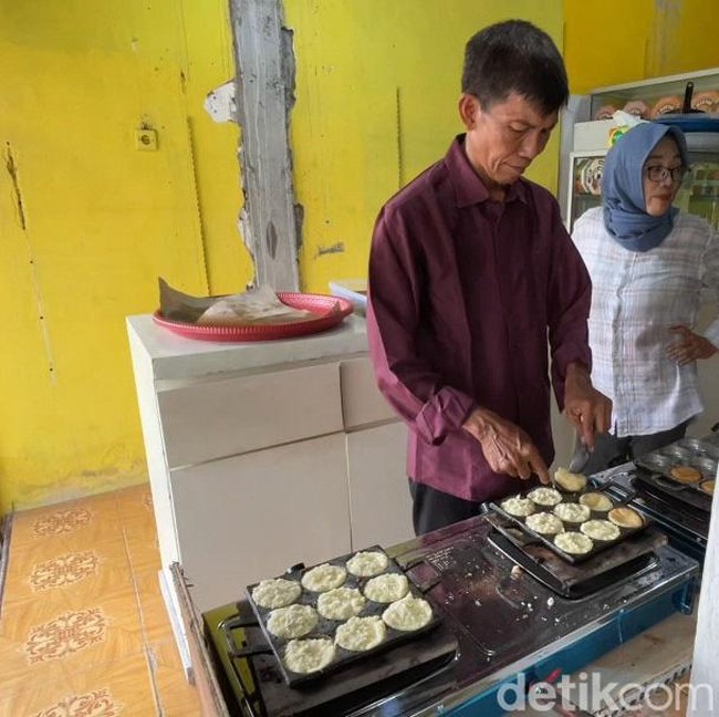 Pedagang Oleh-oleh Wingko Lamongan Laris Manis
