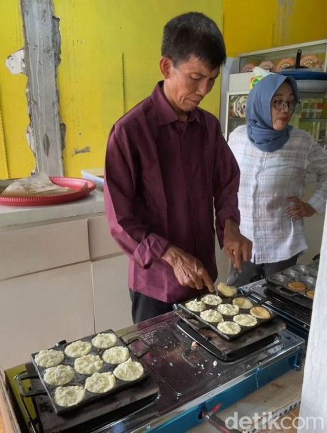 Pedagang Oleh-oleh Wingko Lamongan Laris Manis