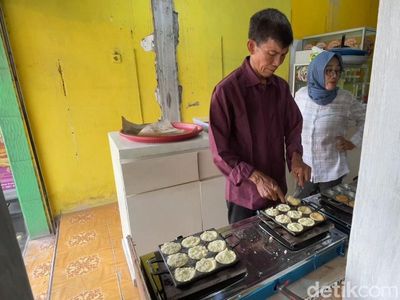 Pedagang Oleh-oleh Wingko Lamongan Laris Manis