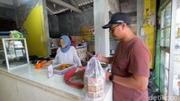 Di sepanjang jalur nasional Lamongan-Babat, tepatnya di Jalan Panglima Sudirman Lamongan pembeli tampak memadati sejumlah toko oleh-oleh.