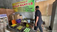 Salah satu produsen wingko yang ada di pusat oleh-oleh yang lokasinya tak jauh dari Stasiun KA Lamongan ini, Bambang Subirawan mengaku, kewalahan memenuhi lonjakan permintaan yang meningkat drastis dibanding hari biasa.