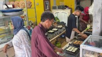 Para pemudik yang hendak kembali ke kota asal menyempatkan diri berburu wingko untuk buah tangan keluarga.