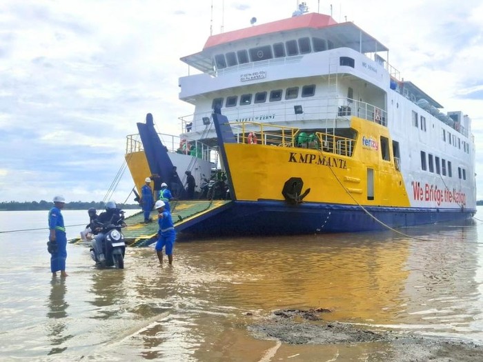 Pelabuhan Sebawang KTT yang tergenang 
air sungai