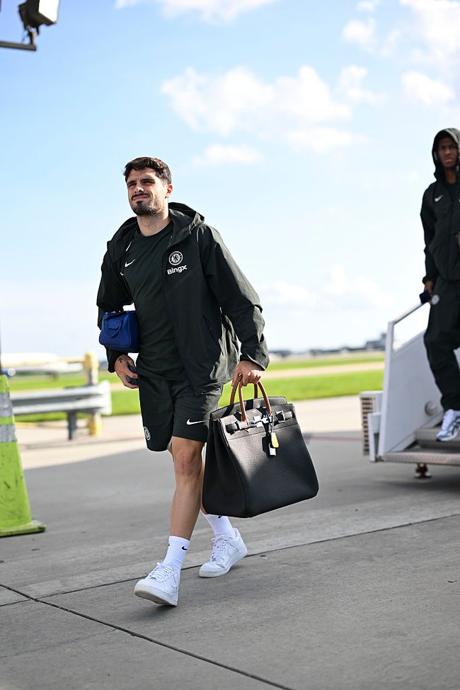 Pemain Chelsea, Pedro Neto, juga terlihat membawa Hermès Birkin HAC saat tiba di Atlanta jelang laga Piala Dunia Antarklub FIFA 2025. Foto: Chelsea FC via Getty Images/Darren Walsh