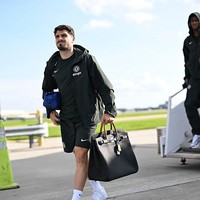 Pemain Chelsea, Pedro Neto, juga terlihat membawa Hermès Birkin HAC saat tiba di Atlanta jelang laga Piala Dunia Antarklub FIFA 2025. Foto: Chelsea FC via Getty Images/Darren Walsh