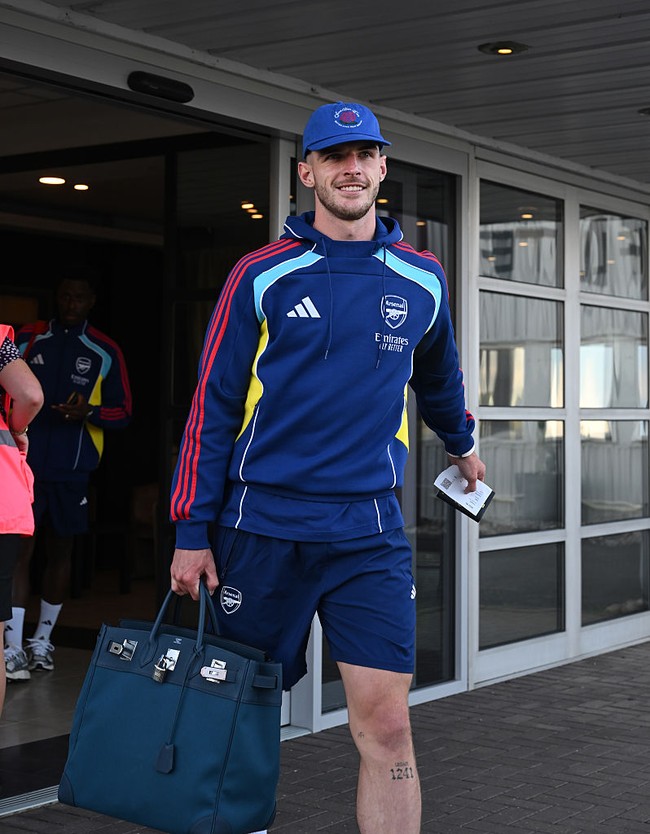 Gelandang Inggris Declan Rice juga memiliki Hermes HAC 40 berwarna biru dengan hardware perak, yang ia bawa saat naik pesawat menuju Singapura dari Bandara Stansted pada 19 Juli 2025. Foto: Arsenal FC via Getty Images/Stuart MacFarlane