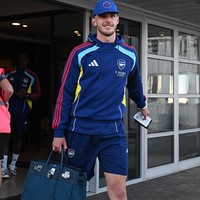 Gelandang Inggris Declan Rice juga memiliki Hermes HAC 40 berwarna biru dengan hardware perak, yang ia bawa saat naik pesawat menuju Singapura dari Bandara Stansted pada 19 Juli 2025. Foto: Arsenal FC via Getty Images/Stuart MacFarlane