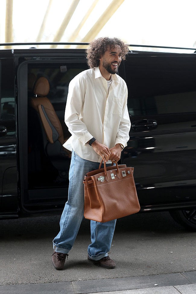 Striker Leeds, Dominic Calvert-Lewin tampil membawa Hermes HAC Birkin 40 saat bergabung dengan timnas Inggris di St George’s Park, menjelang laga persahabatan melawan Uruguay. Tas Hermes yang dibawanya harganya diperkirakan Rp 793 juta. Foto: The FA via Getty Images/Eddie Keogh - The FA