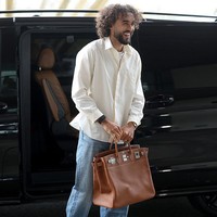 Striker Leeds, Dominic Calvert-Lewin tampil membawa Hermes HAC Birkin 40 saat bergabung dengan timnas Inggris di St George’s Park, menjelang laga persahabatan melawan Uruguay. Tas Hermes yang dibawanya harganya diperkirakan Rp 793 juta. Foto: The FA via Getty Images/Eddie Keogh - The FA