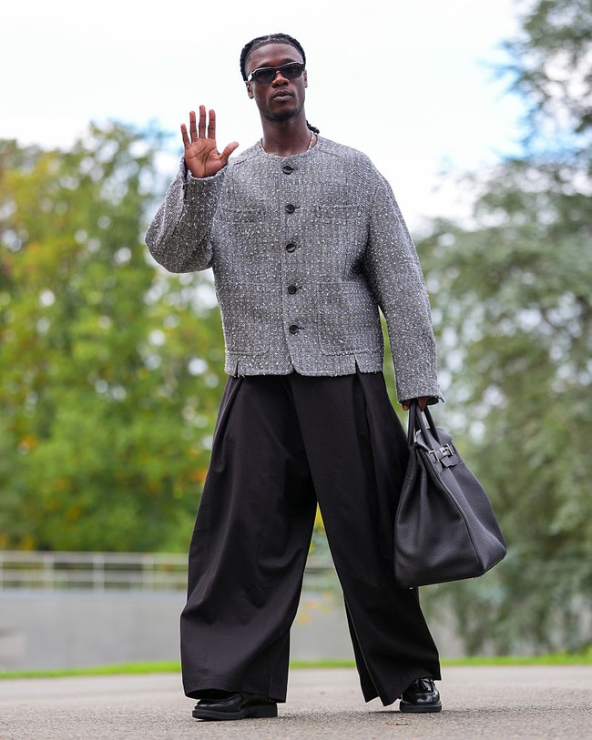 Gaya serupa dilakukan Eduardo Camavinga yang tampil dengan Hermès Birkin HAC saat tiba untuk sesi latihan timnas Prancis di Clairefontaine, Paris. Foto: Getty Images/Franco Arland