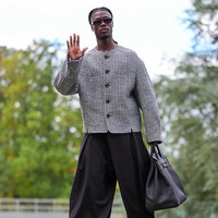 Gaya serupa dilakukan Eduardo Camavinga yang tampil dengan Hermès Birkin HAC saat tiba untuk sesi latihan timnas Prancis di Clairefontaine, Paris. Foto: Getty Images/Franco Arland