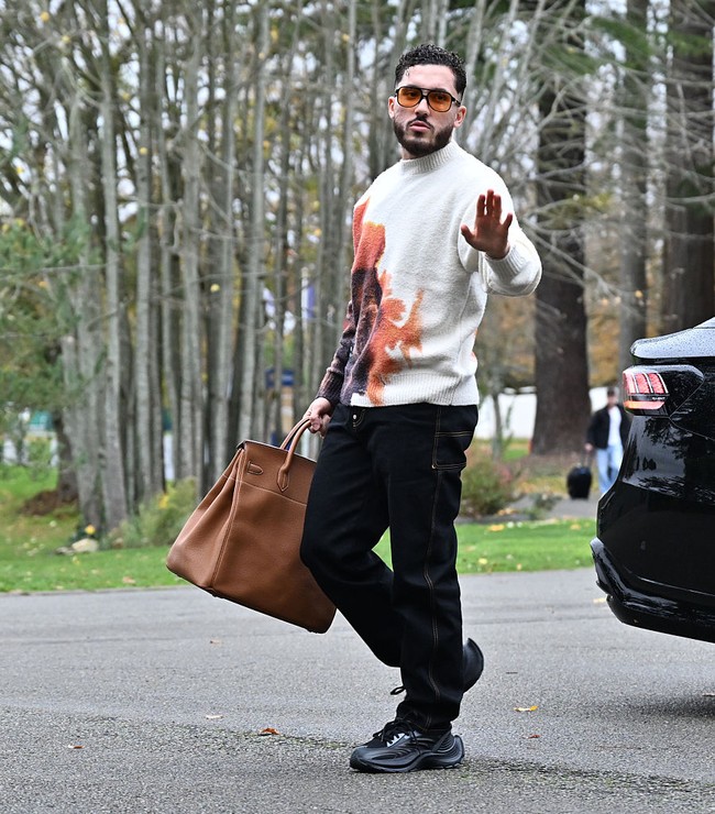 Pemain bola Prancis Rayan Cherki terlihat membawa Hermes HAC Birkin saat tiba di kamp pelatihan di Clairefontaine-en-Yvelines, sebagai bagian persiapan kualifikasi Piala Dunia 2026 zona Eropa. Foto: Anadolu via Getty Images/Anadolu