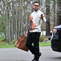 Pemain bola Prancis Rayan Cherki terlihat membawa Hermes HAC Birkin saat tiba di kamp pelatihan di Clairefontaine-en-Yvelines, sebagai bagian persiapan kualifikasi Piala Dunia 2026 zona Eropa. Foto: Anadolu via Getty Images/Anadolu