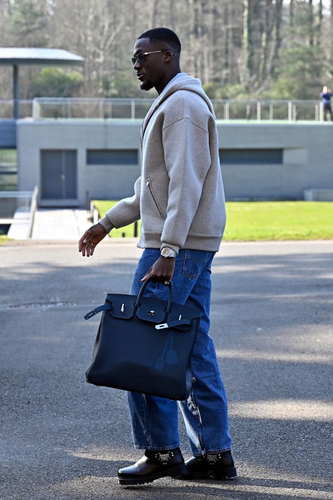 Begitu pula dengan pemain timnas Prancis, Ibrahima Konaté yang datang ke pusat pelatihan Clairefontaine menjelang perempat final UEFA Nations League melawan Kroasia. Dia terlihat menenteng tas Hermès Birkin HAC yang harganya mencapai ratusan juta rupiah.Foto: Getty Images/Aurelien Meunier