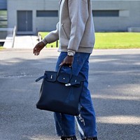 Begitu pula dengan pemain timnas Prancis, Ibrahima Konaté yang datang ke pusat pelatihan Clairefontaine menjelang perempat final UEFA Nations League melawan Kroasia. Dia terlihat menenteng tas Hermès Birkin HAC yang harganya mencapai ratusan juta rupiah.Foto: Getty Images/Aurelien Meunier