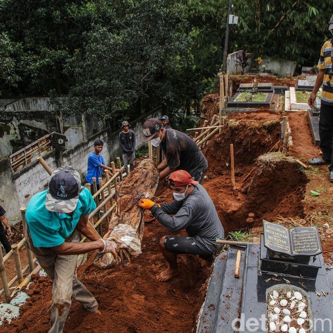 Pemakaman di Depok Ambles, Petugas Evakuasi Jenazah