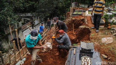 Pemakaman di Depok Ambles, Petugas Evakuasi Jenazah