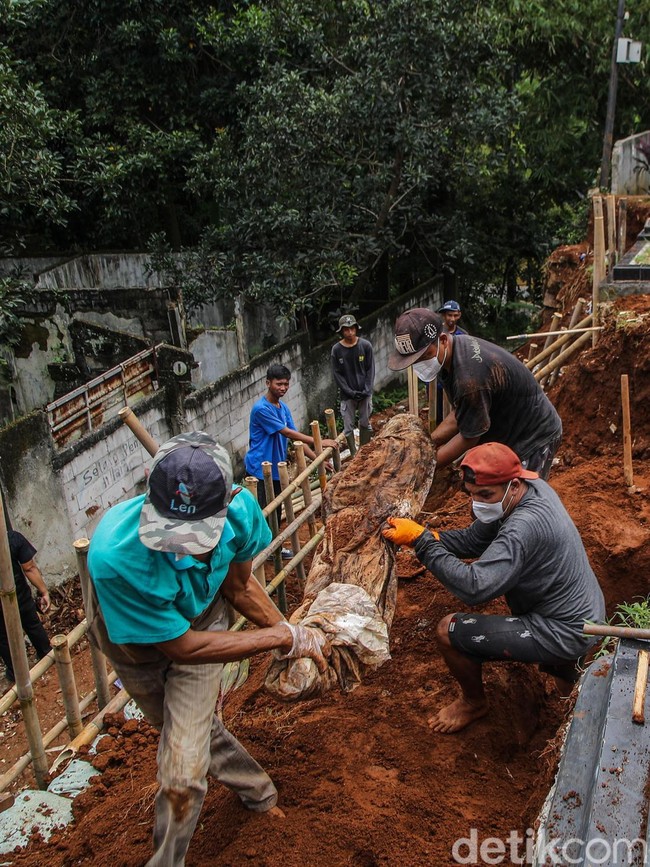 Pemakaman di Depok Ambles, Petugas Evakuasi Jenazah