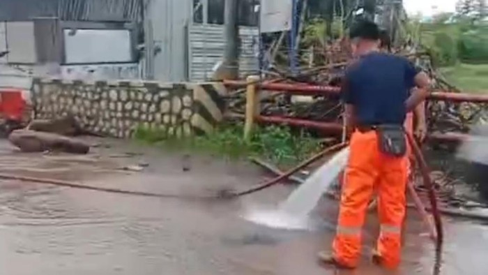 Pembersihan sisa lumpur banjir di jalur Pantura Pasuruan