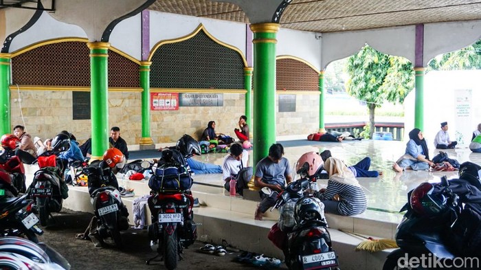 Pemilir beristirahat di Masjid Al Yusro, jalur Pantura, Rabu (25/3/2026).