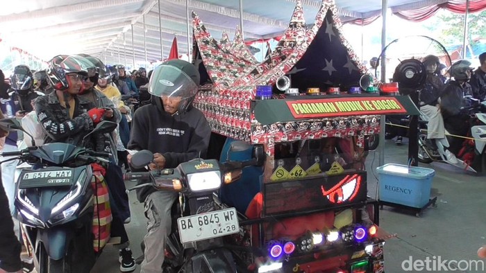 Pemudik asal Padang hiasi bentor dengan ornamen rumah gadang