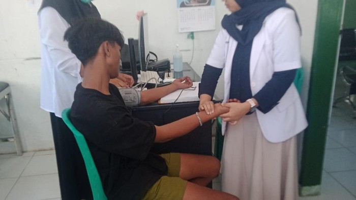 Pendaki hilang di Gunung Dako menjalani pemeriksaan medis setelah ditemukan selamat.
