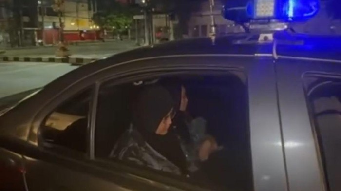 Dua karyawati Lafayette Coffee Eatery Kota Malang saat diringkus polisi
