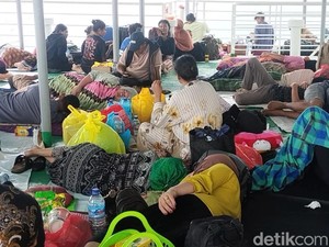 Mau Tak Mau Pemudik Sulsel Tidur di Geladak Kapal demi Kembali ke Rutinitas
