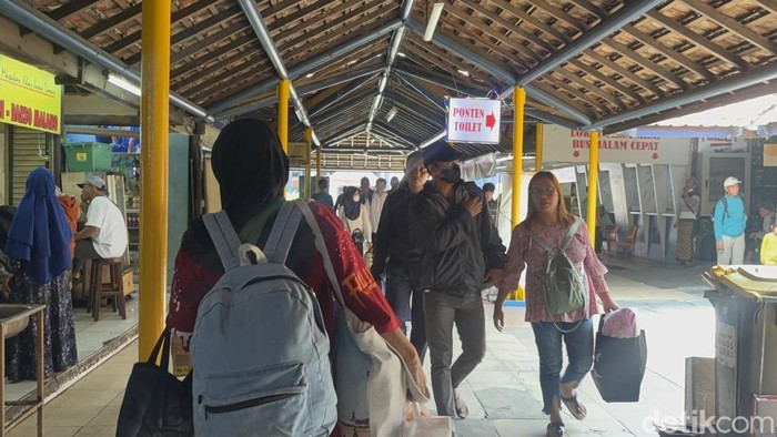 Penumpang di Terminal Purabaya Sidoarjo