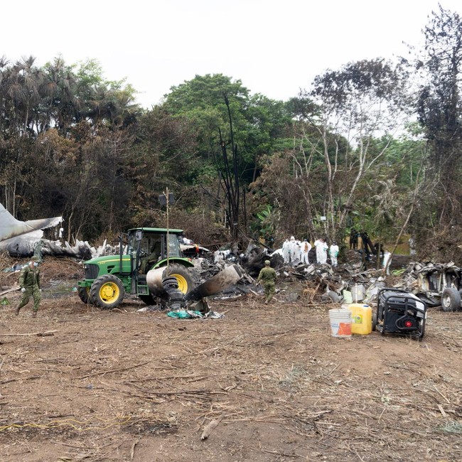 Pesawat Hercules C-130 Jatuh, Bangkai Pesawat Berserakan