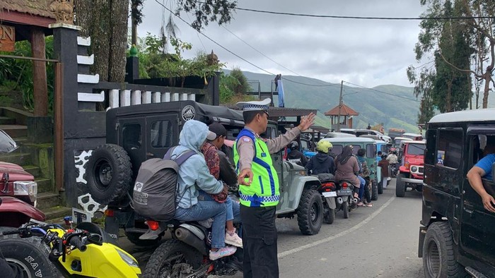 Petugas amankan jalur wisata Gunung Bromo via Gubugklakah, Poncokusumo, Kabupaten Malang
