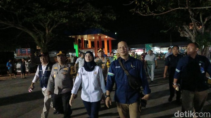 Petugas gabungan melakukan peninjauan posko arus balik di Pelabuhan Tanjung Uban, Bintan. (Foto: Alamudin Hamapu/detikSumut)