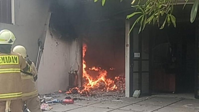 Petugas Gulkarmat memadamkan kebakaran toko laundry di Kelurahan Pegangsaan Dua, Kecamatan Kelapa Gading, Jakarta Utara, Rabu (25/3/2026). ANTARA/HO-Polsek Kelapa Gading