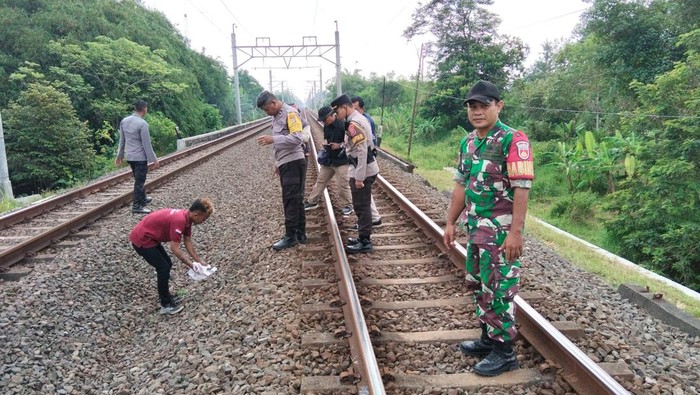 Petugas kepolisian melakukan olah TKP balita tertabrak kereta di Kalasan, Sleman, Rabu (25/3/2026).