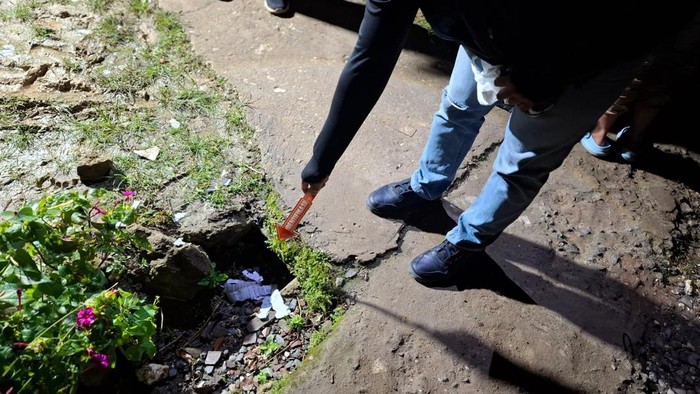 Petugas kepolisian melakukan olah TKP di lokasi kejadian di Dukuh Ngapus, Desa Ketringan, Kecamatan Jiken, Blora.