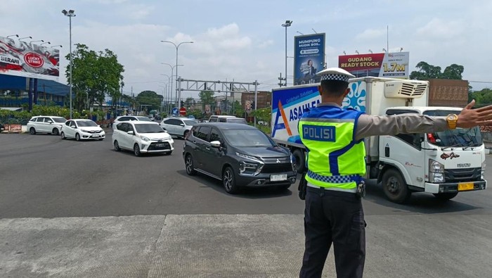Petugas melakukan pengaturan arus lalu lintas di Simpang Karanglo.
