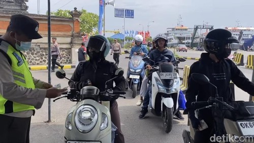 Petugas memeriksa penumpang saat tiba di Pelabuhan Gilimanuk, Jembrana, Rabu (25/3/2026).