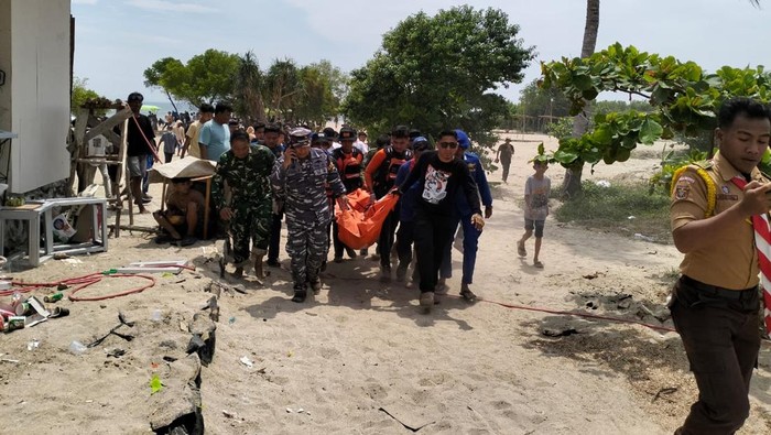 Petugas mengevakuasi jasad remaja yang tenggelam di Pantai Batu Rame