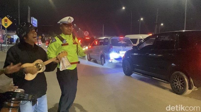 Polisi joget hibur pengendara saat macet arus balik dan wisata di Sukabumi.