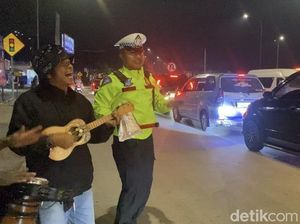 Polisi Joget Hibur Pengendara Saat Macet di Sukabumi
