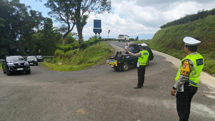 Polisi melakukan pengaturan lalu lintas di wisata Gunung Dempo
